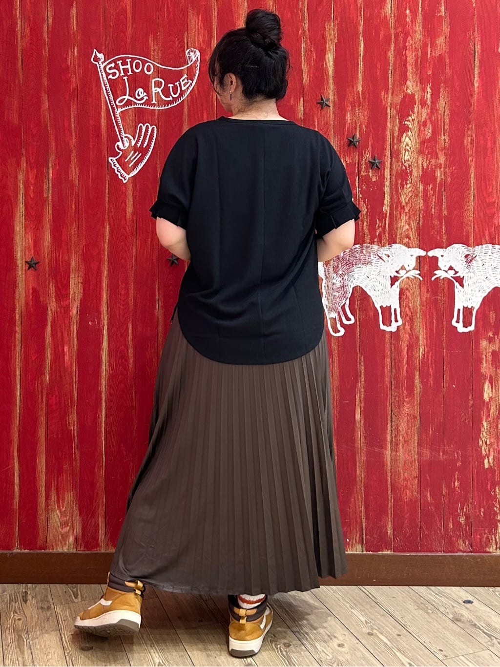 みりぽんさんの「SHOO･LA･RUE｜【洗える】お袖のタックがアクセント インせず着られる さらさらドルマントップス」を使ったコーディネート