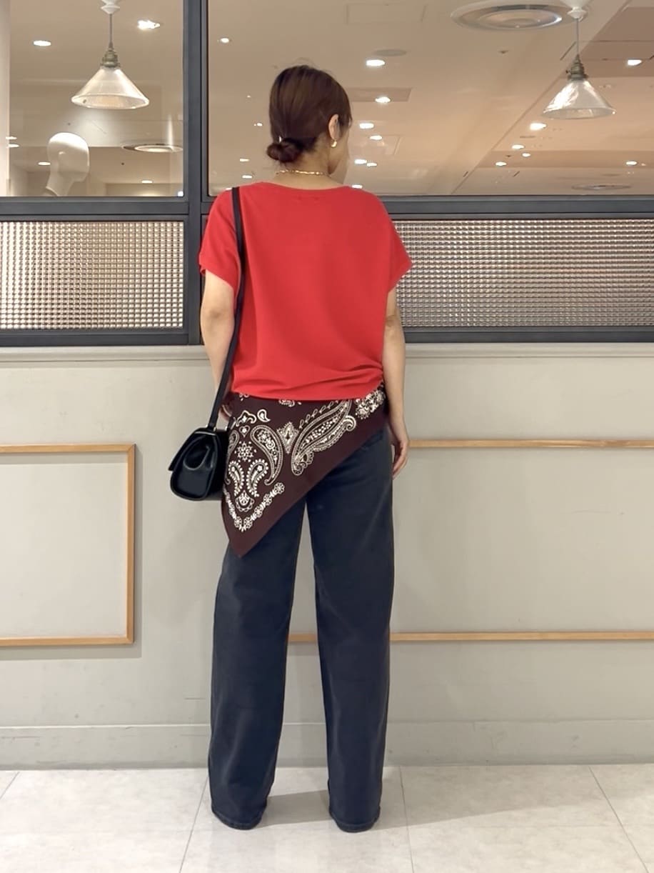 𝑹𝑶𝑴𝑰さんの「INDIVI｜【褒められデニム】ワイドストレート デニムパンツ」を使ったコーディネート