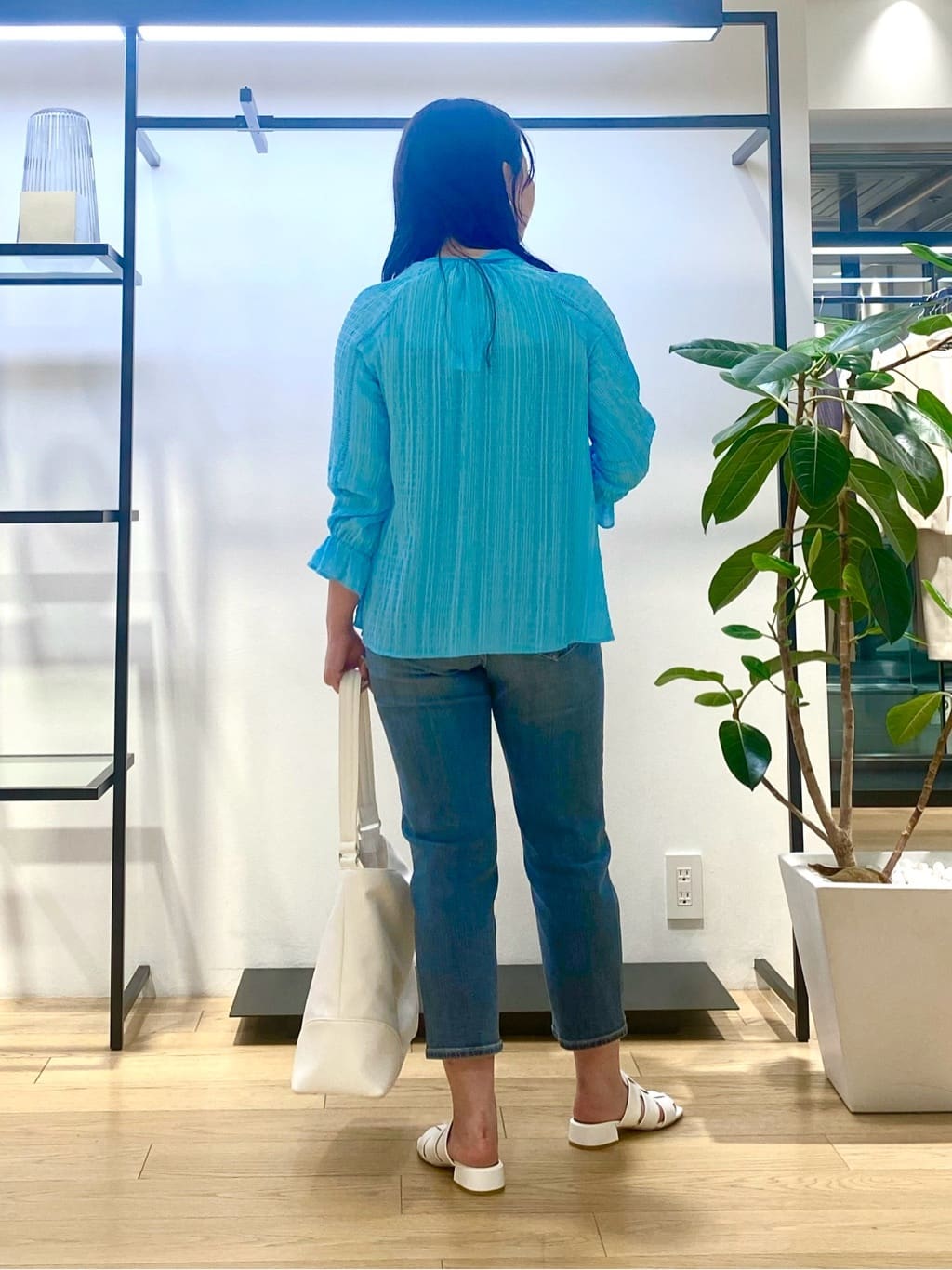 misakiさんの「INDIVI｜【褒められデニム】スリムストレート デニムパンツ」を使ったコーディネート