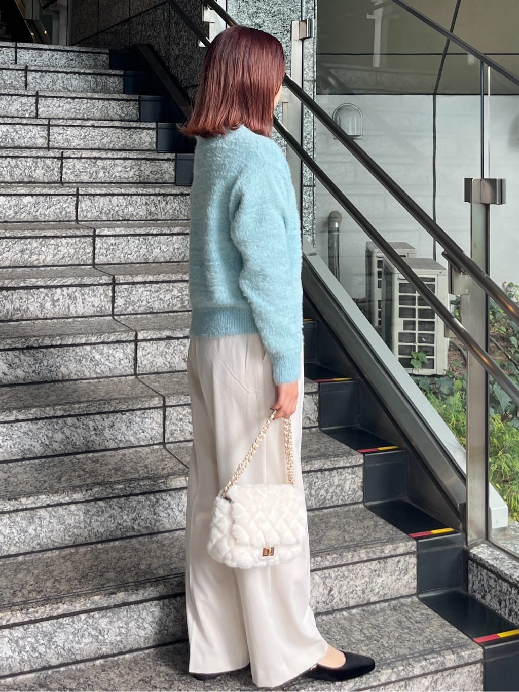 HANNAさんの「OPAQUE.CLIP｜スパンコールフェザーVネックニット【洗濯機OK】」を使ったコーディネート