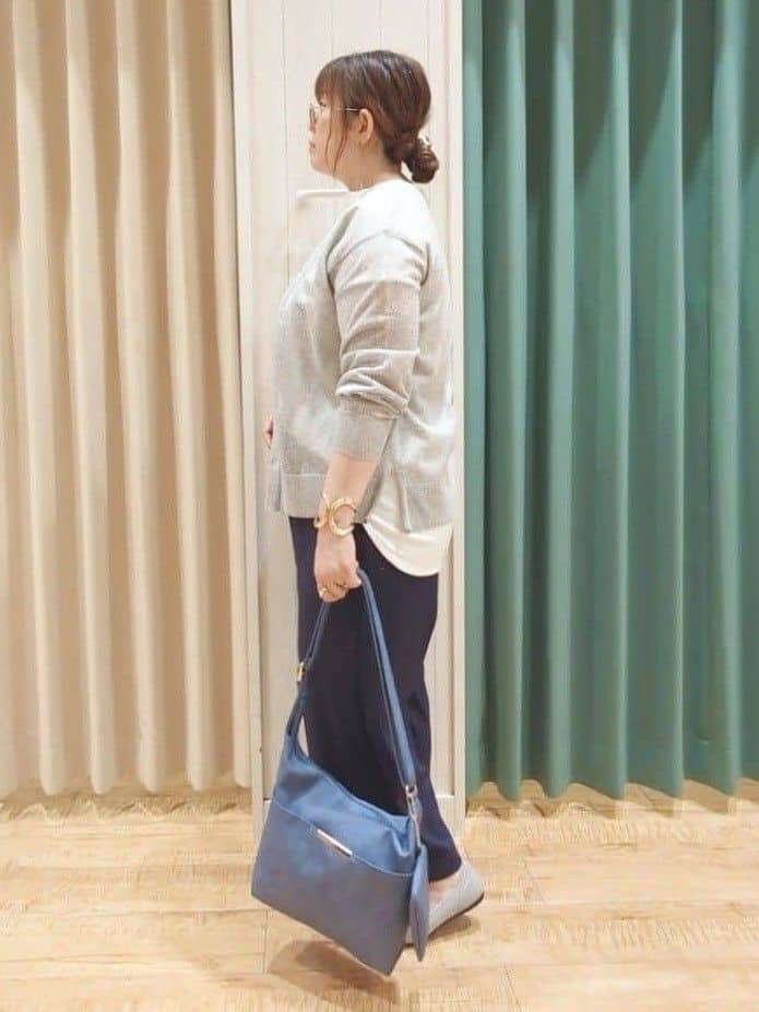 タガさんの「SHOO･LA･RUE｜◆【洗える】ナチュラルなシアー感が魅力 Vネックカーディガン」を使ったコーディネート