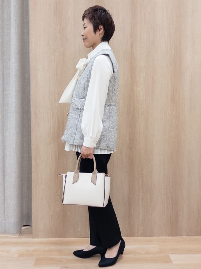 シュウコさんの「grove｜【マシンウォッシュ/防シワ/UVカット】裾プリーツ取り外しボウタイブラウス」を使ったコーディネート