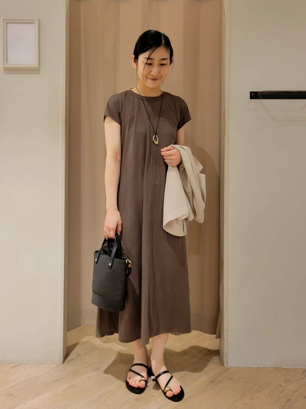 いそさんの「grove｜軽やかに羽織れて、きちんと見え ハーフスリーブテーラードジャケット」を使ったコーディネート