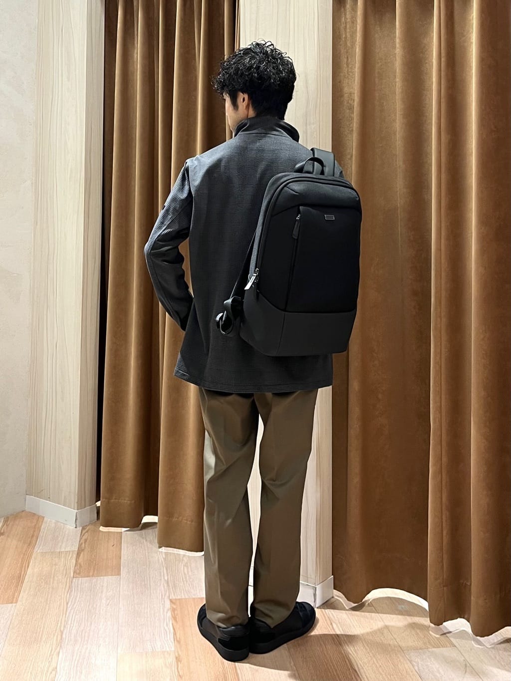 URAさんの「TAKEO KIKUCHI｜【オフィスカジュアル対応】ドレス チノパンツ」を使ったコーディネート