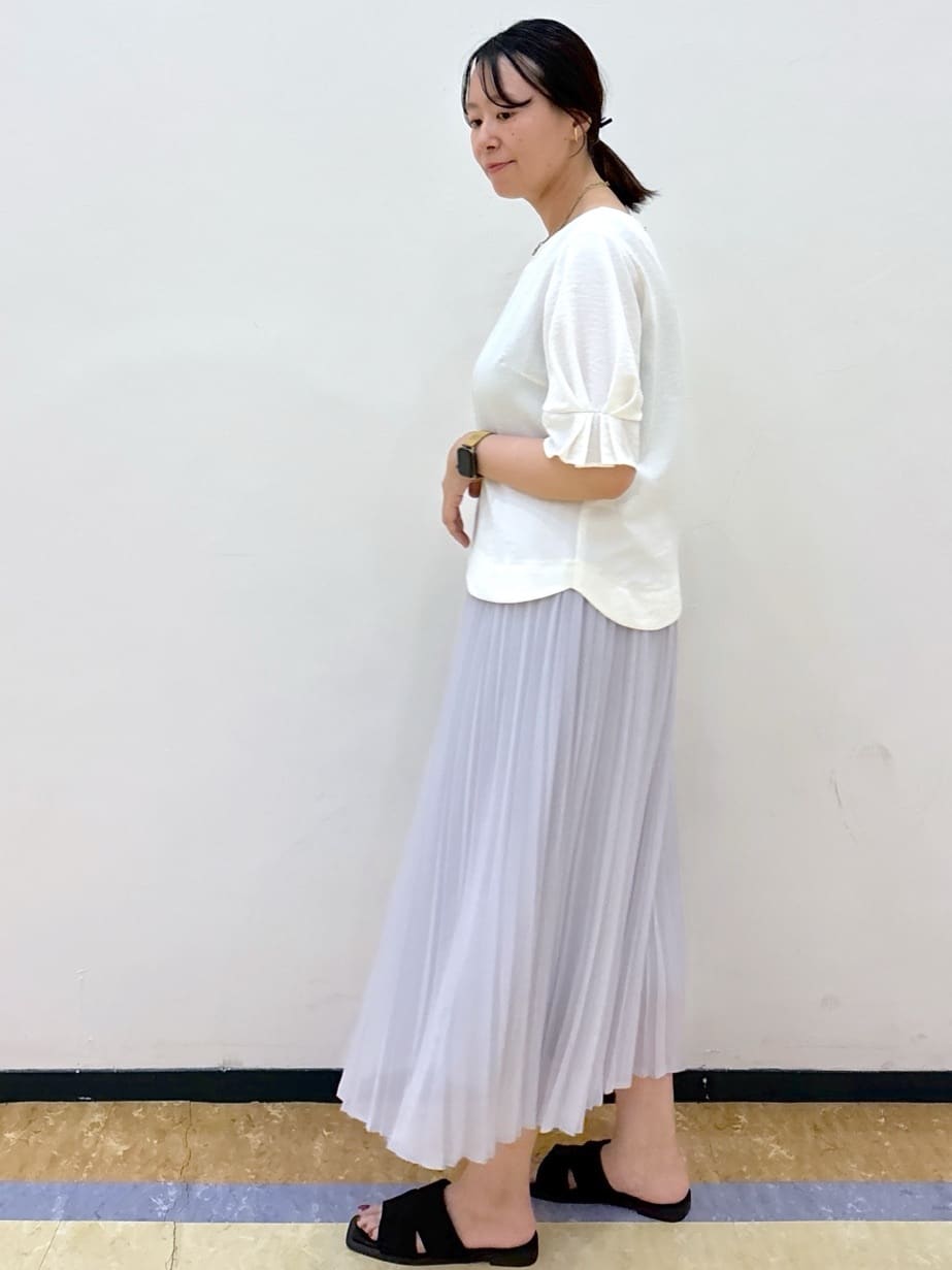 akariさんの「index｜《8色展開／XS-LLサイズ》タックパフスリーブブラウス【洗濯機洗い可／吸水速乾／防シワ／抗ピル】」を使ったコーディネート