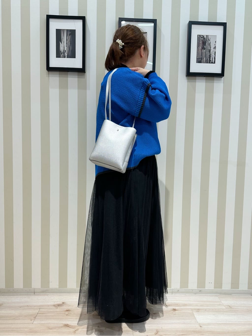 みさぼうさんの「SHOO･LA･RUE｜【前後2WAY/S-LL】体型カバーもこなれ見えも叶う　ふんわりお袖の配色パイピングニット」を使ったコーディネート