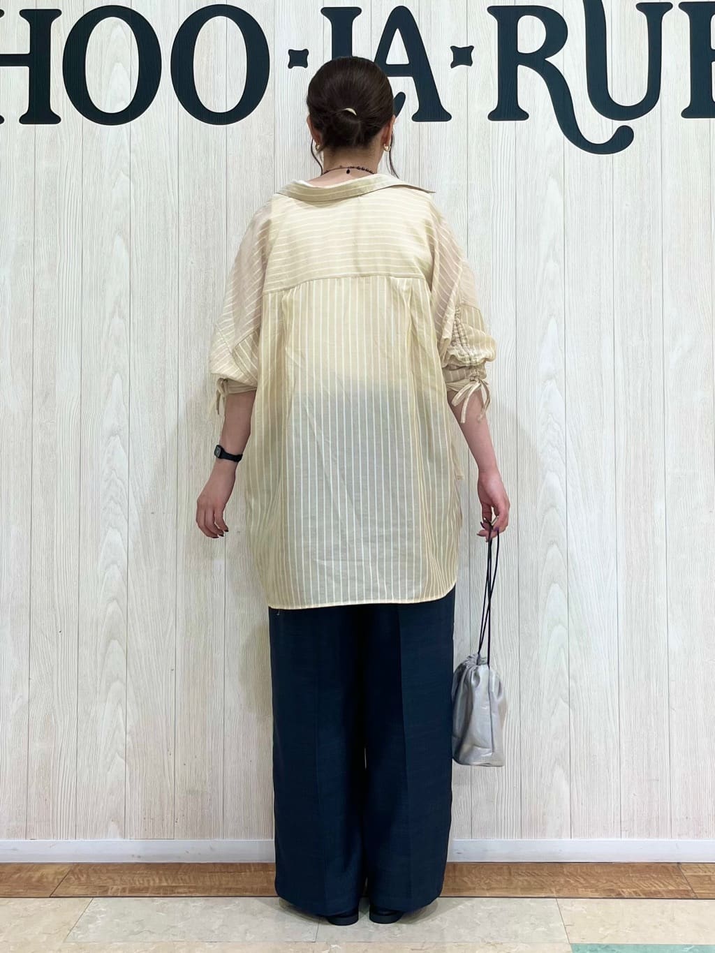 shiiさんの「SHOO･LA･RUE｜【S-LL】程よい透け感 ストライプ柄 お袖ギャザーデザインシャツ」を使ったコーディネート