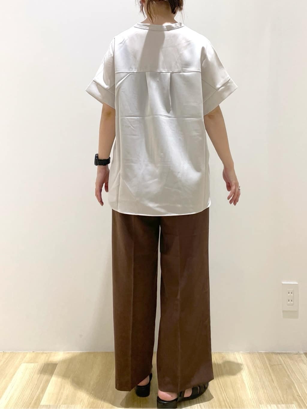 いなさんの「OPAQUE.CLIP｜バックフリルバンドカラーブラウス【洗濯機洗い可／吸水速乾／接触冷感】」を使ったコーディネート