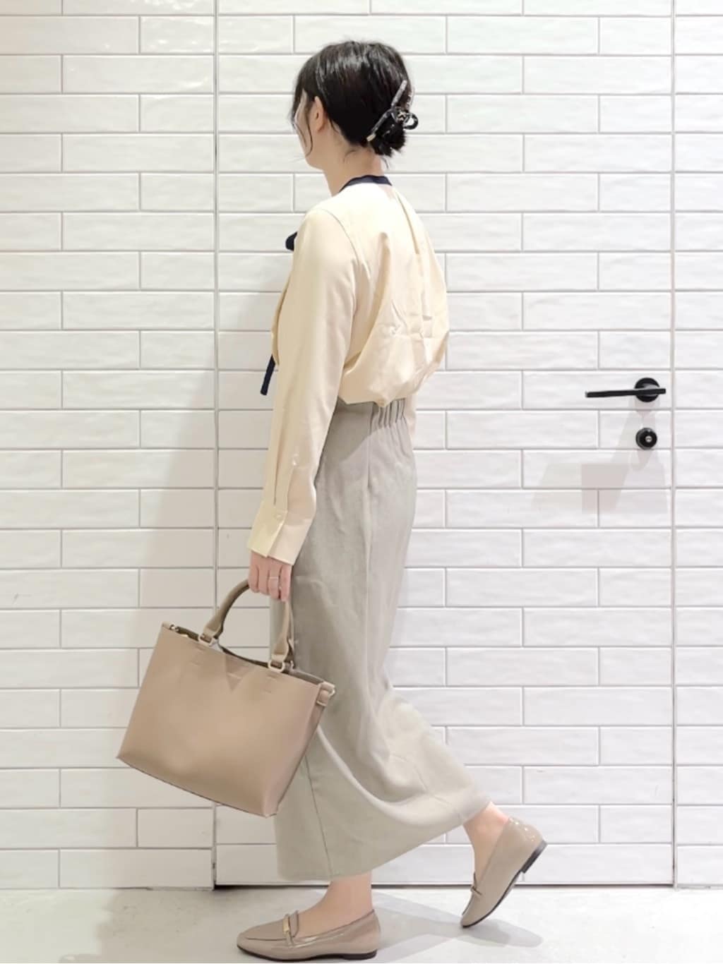 しおりさんの「OPAQUE.CLIP｜バイカラーボウタイブラウス【洗濯機OK】」を使ったコーディネート