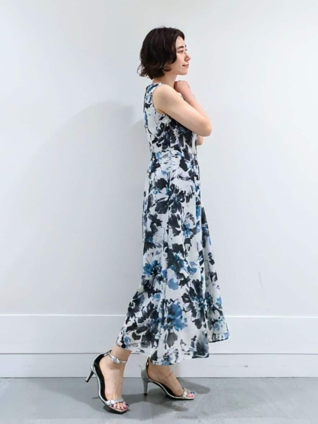 ミズタさんの「UNTITLED｜【シアー/エレガント/花柄/夏ワンピ】ペイントフラワーワンピース」を使ったコーディネート