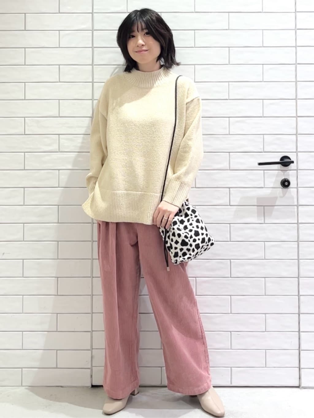 しおりさんの「OPAQUE.CLIP｜コーデュロイタックワイドパンツ【洗濯機OK】」を使ったコーディネート