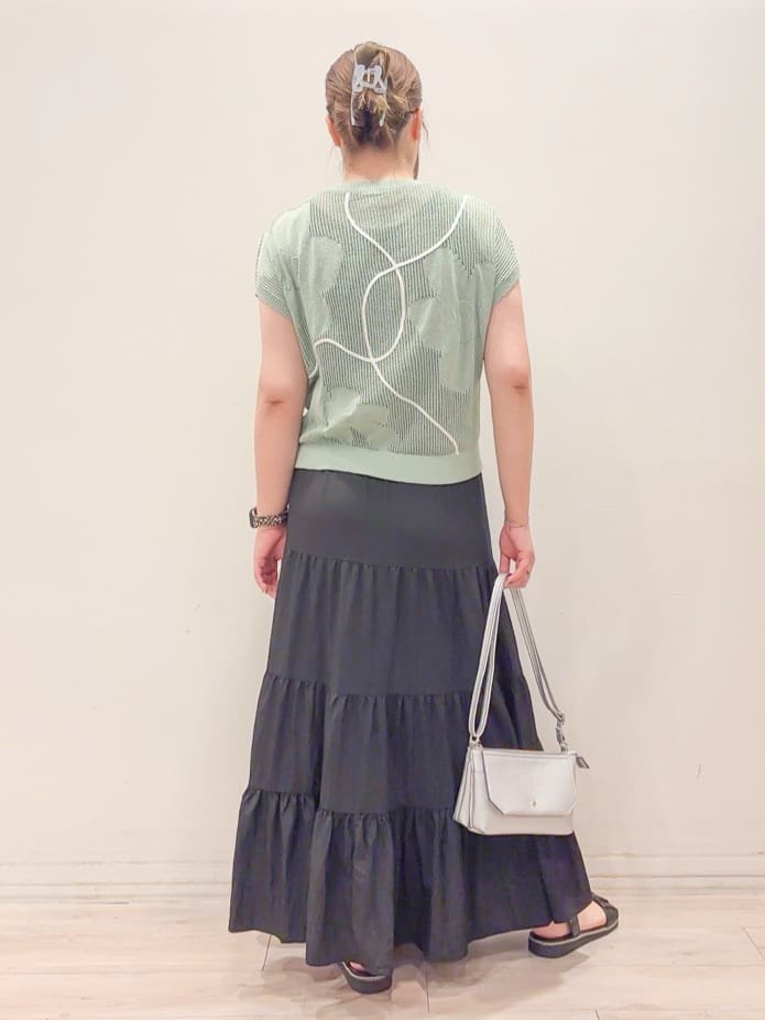 naoさんの「SHOO･LA･RUE｜【洗える/S-LL】微光沢で華やかなティアードスカート」を使ったコーディネート