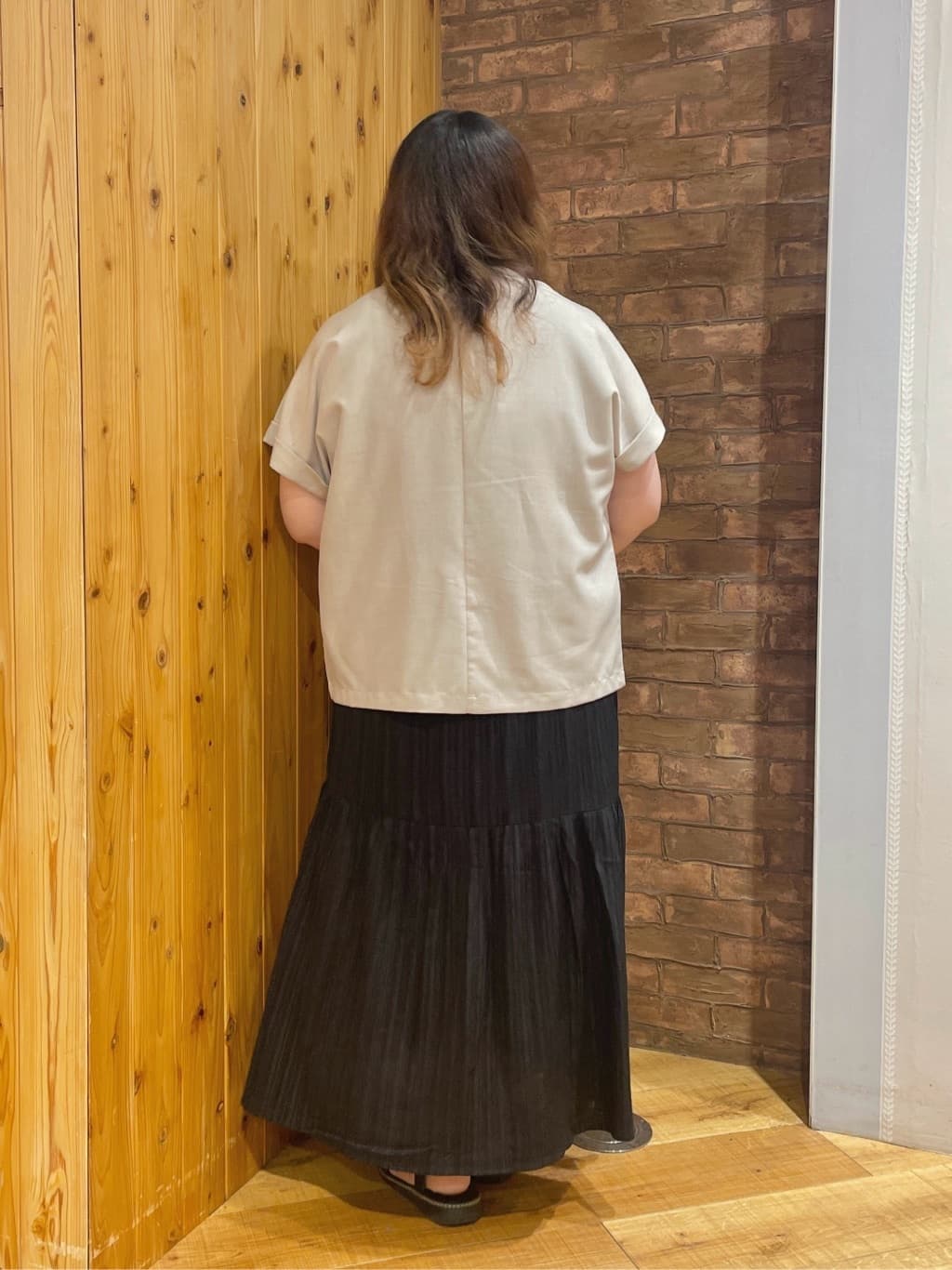 Risaさんの「SHOO･LA･RUE｜【S-LL】後ろ姿も抜かりなく 1枚でサマ見え ティアードワンピース」を使ったコーディネート