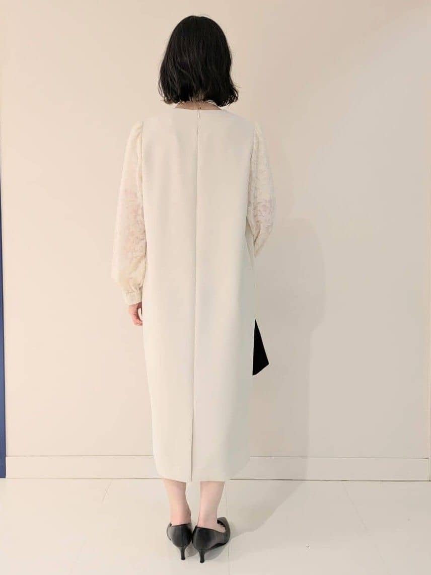 サオリさんの「UNTITLED｜◆【お呼ばれドレス/洗える】カットジャカードスリーブ ワンピース」を使ったコーディネート