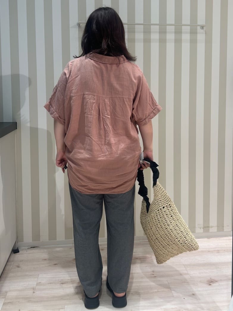 くーさんの「SHOO･LA･RUE｜【S-LL/UV/接触冷感/抗菌防臭】体型を自然にカバー フレンチリネンブレンド襟付ドルマンシャツ」を使ったコーディネート