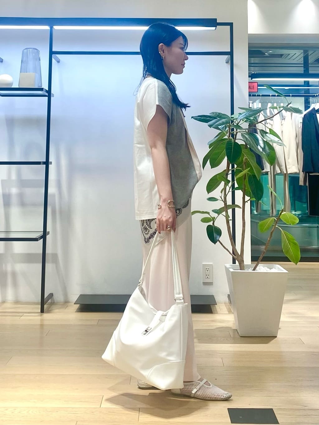 misakiさんの「INDIVI｜【洗える／汗ジミ防止】バイカラー＆アシメヘム Tシャツ」を使ったコーディネート