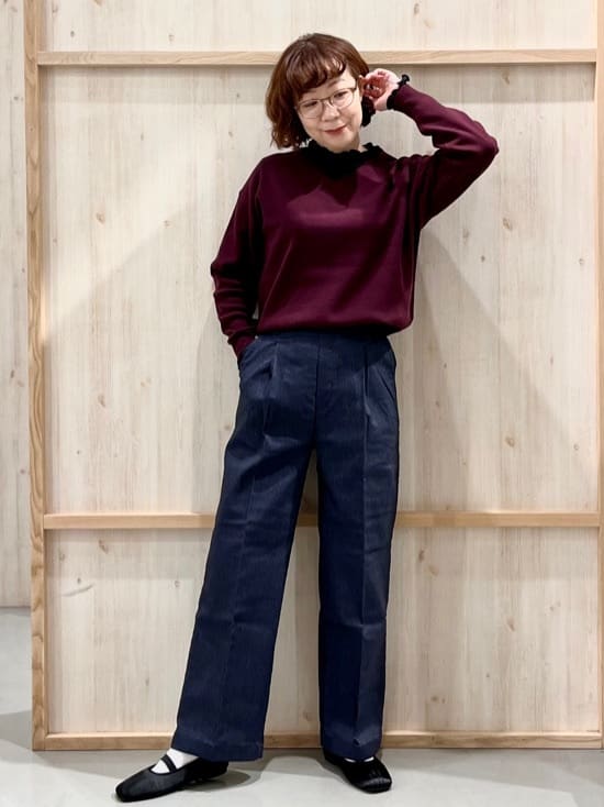 nakoさんの「THE SHOP TK｜【すっきりシルエットが叶う】大人のためのVネックニット/毛玉になりにくい/静電気防止/洗濯機OK」を使ったコーディネート