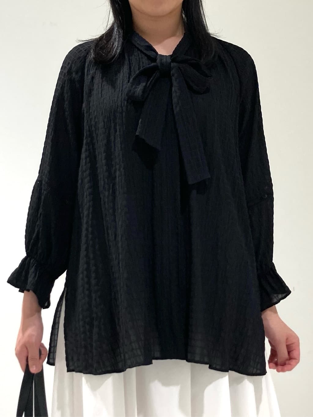 momokoさんの「INDIVI｜【洗える／シャーリング素材】ボリューム袖エアリーブラウス」を使ったコーディネート