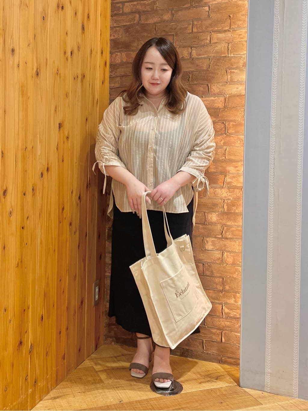 Risaさんの「SHOO･LA･RUE｜【S-LL】程よい透け感 ストライプ柄 お袖ギャザーデザインシャツ」を使ったコーディネート