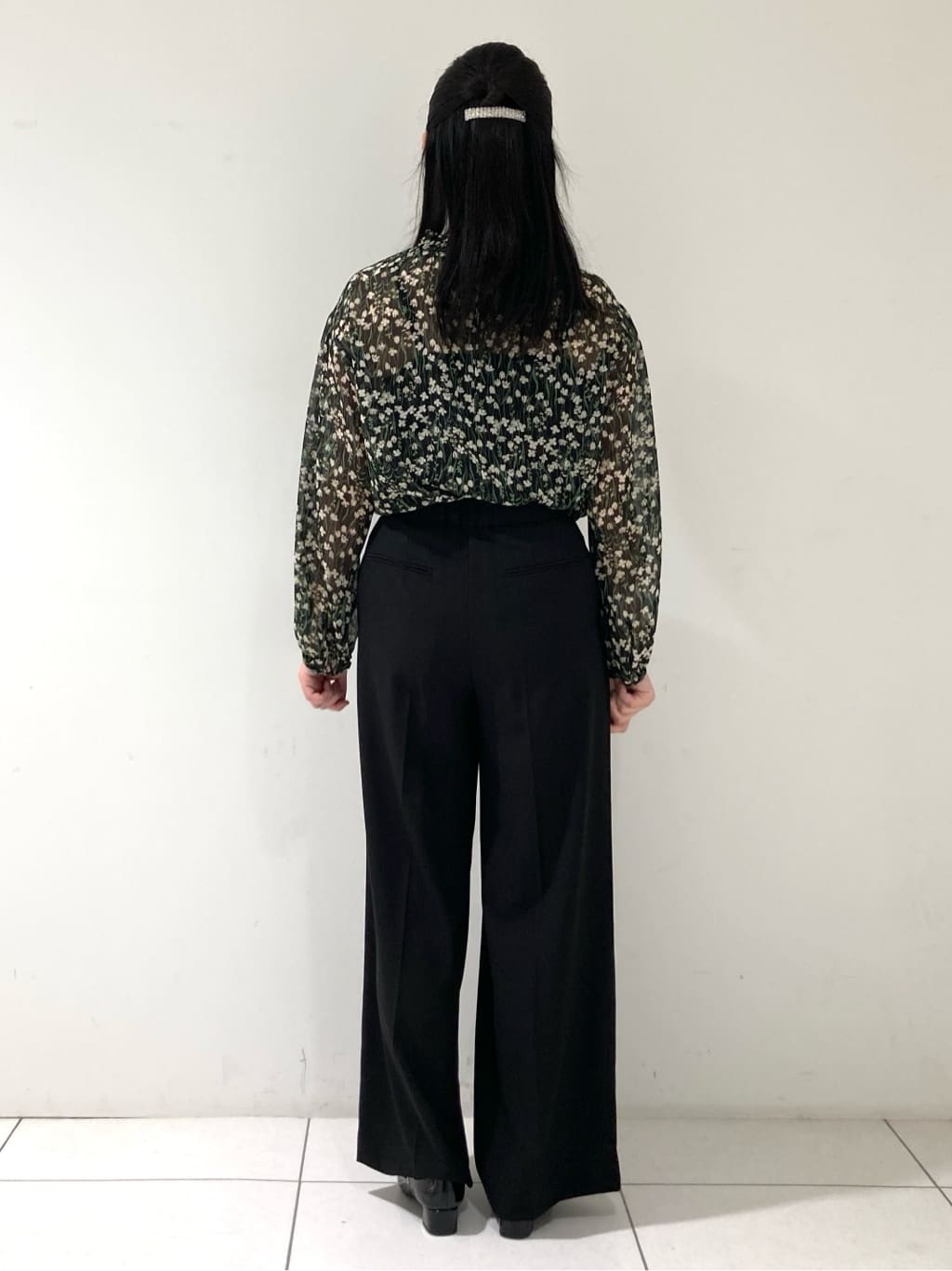 momokoさんの「INDIVI｜【秋映え柄/セットアップ可能】フラワーシフォンブラウス」を使ったコーディネート