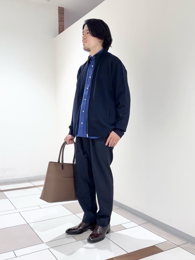 及川さんの「TAKEO KIKUCHI｜アンチピリング ジップアップ ニット」を使ったコーディネート