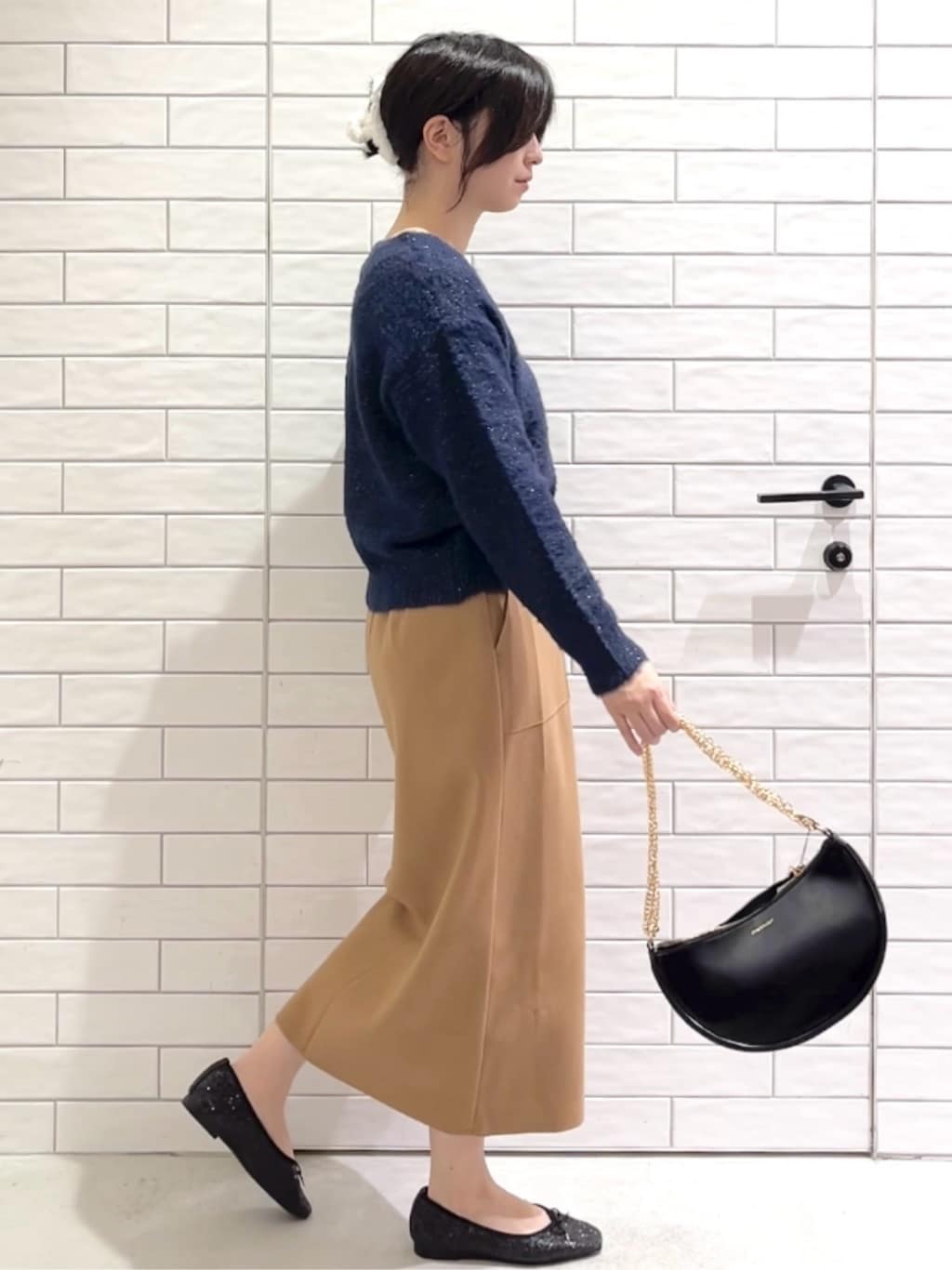 しおりさんの「OPAQUE.CLIP｜スパンコールフェザーVネックニット【洗濯機OK】」を使ったコーディネート