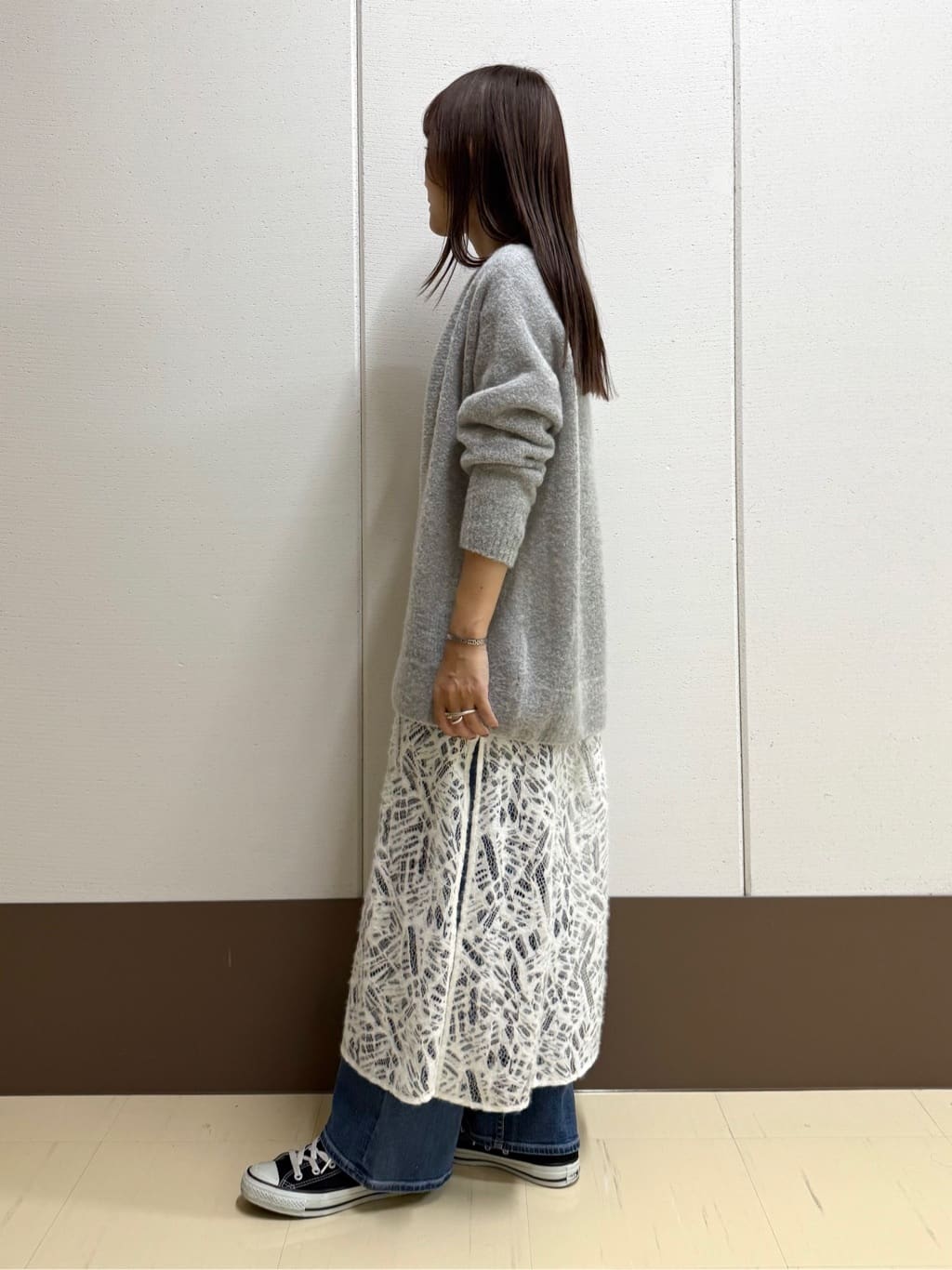mamiさんの「INDIVI｜【褒められデニム】ワイドストレート デニムパンツ」を使ったコーディネート