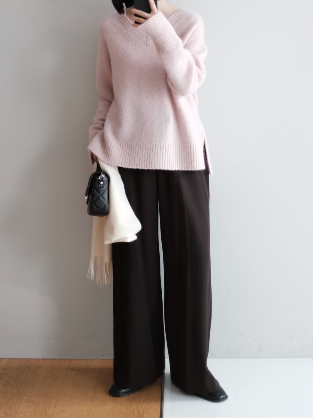 Kishimotoさんの「DRESSTERIOR｜アルパカブレンドVネックニット」を使ったコーディネート