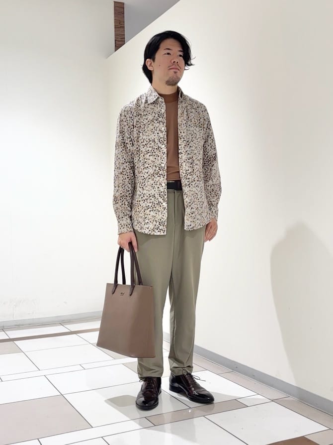 及川さんの「TAKEO KIKUCHI｜ストライプ小花 長袖シャツ」を使ったコーディネート