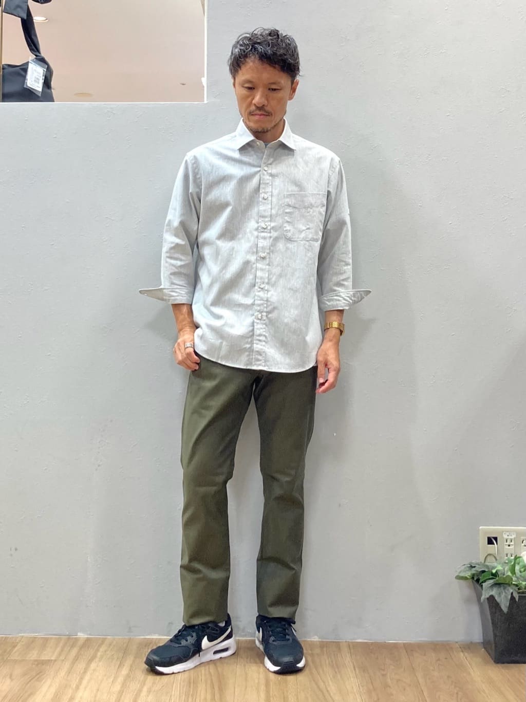 シュンさんの「TAKEO KIKUCHI｜【COOL CITY WEAR】ワンポイント刺しゅう ポケットTシャツ /接触冷感」を使ったコーディネート