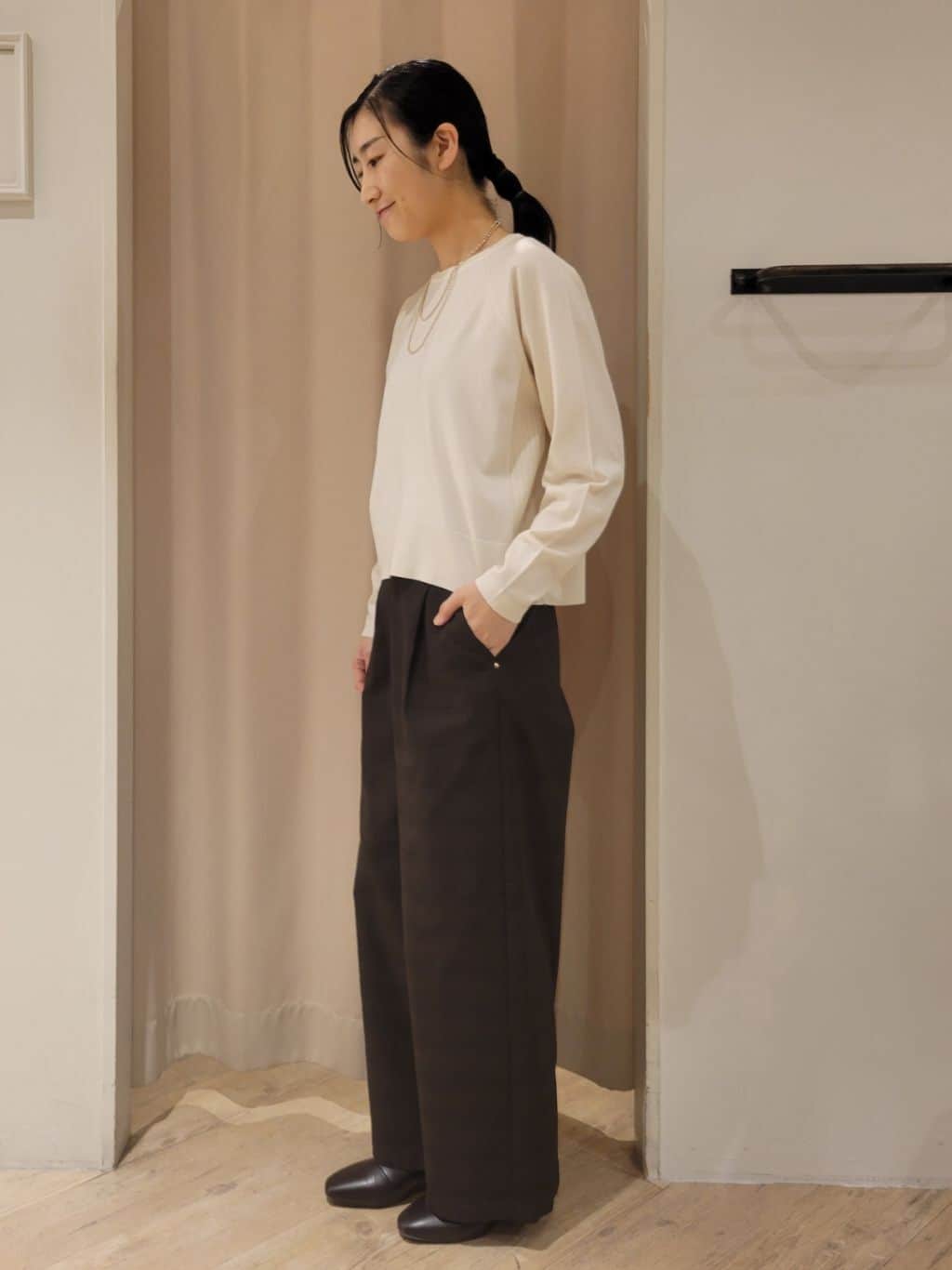 いそさんの「grove｜最終お値下げ！！【洗える/毛玉軽減】天竺ラグランスリーブプルオーバー」を使ったコーディネート