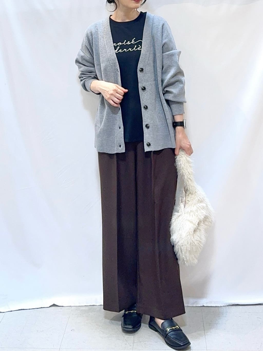 𝐇𝐢𝐫𝐨𝐦𝐢さんの「SHOO･LA･RUE｜【洗える/毛玉レス】表面がきれいなVネックカーディガン」を使ったコーディネート