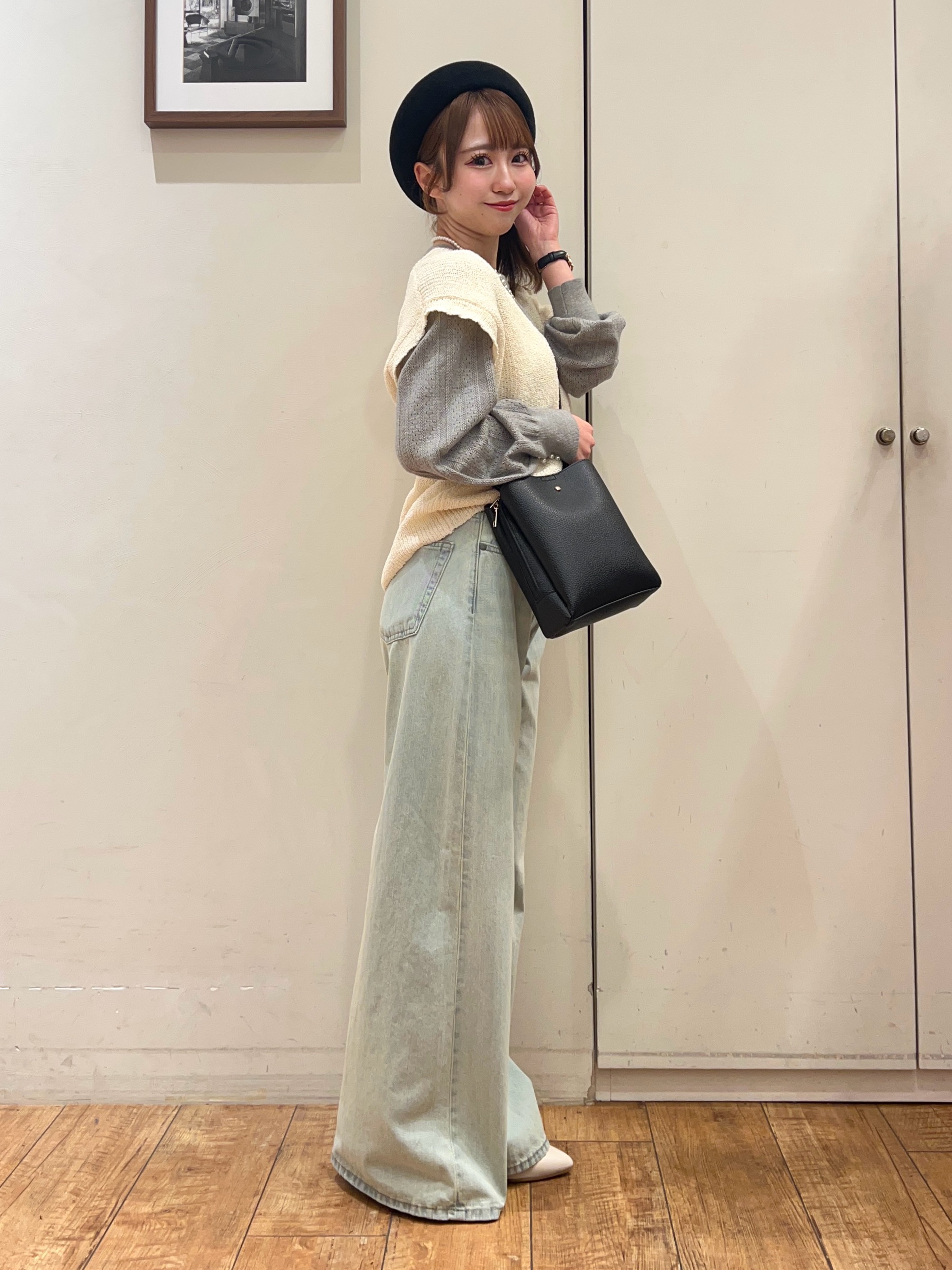 AIRIさんの「SHOO･LA･RUE｜【S-LL/洗濯機可】気軽にレイヤード 前開きざっくりニットベスト」を使ったコーディネート