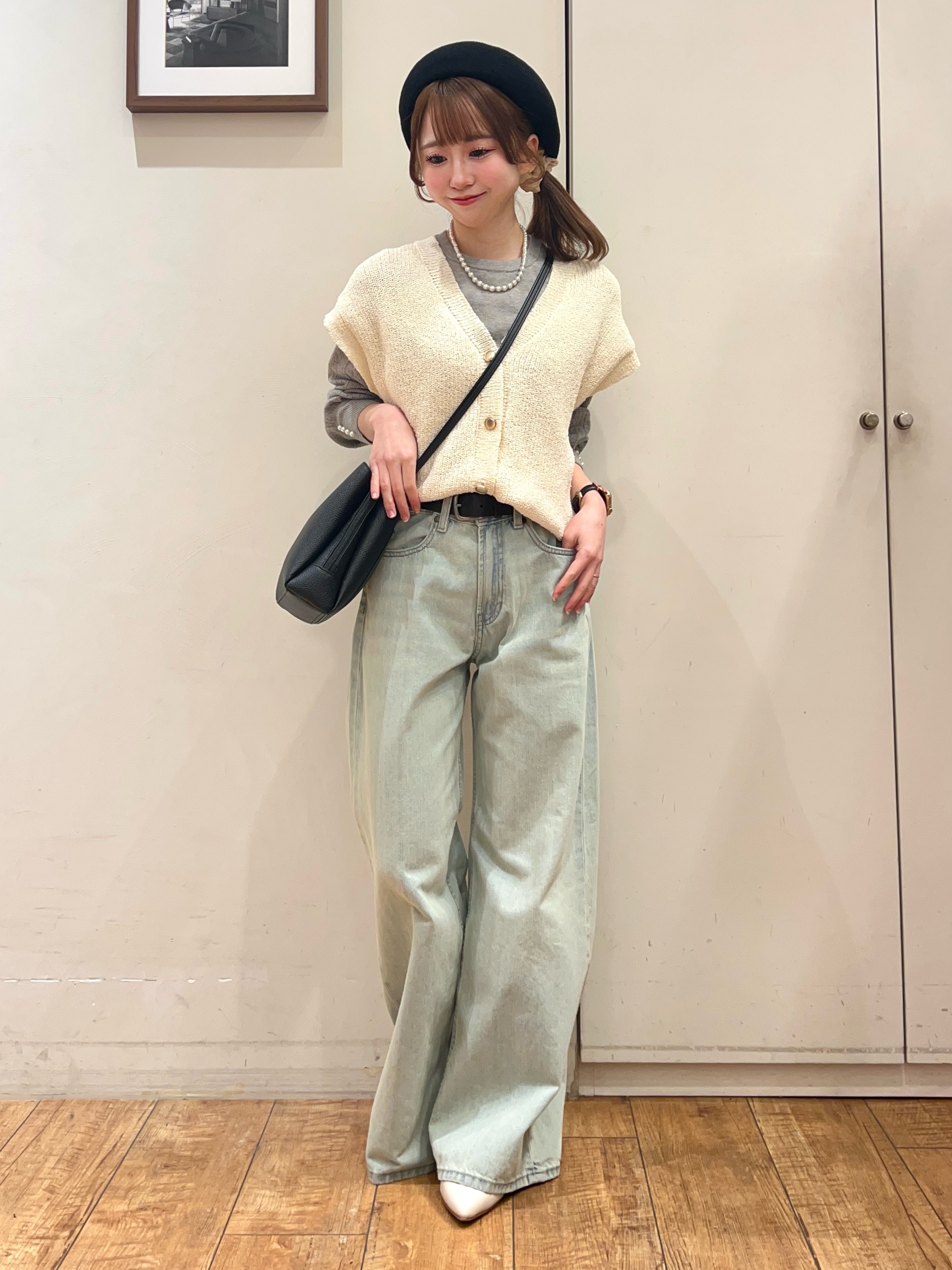 AIRIさんの「SHOO･LA･RUE｜【S-LL/洗濯機可】気軽にレイヤード 前開きざっくりニットベスト」を使ったコーディネート