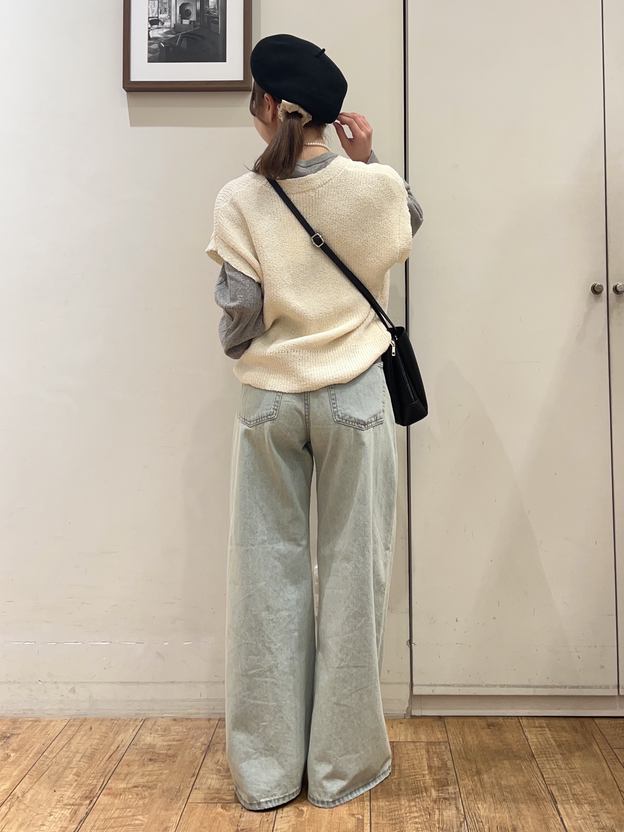 AIRIさんの「SHOO･LA･RUE｜【S-LL/洗濯機可】気軽にレイヤード 前開きざっくりニットベスト」を使ったコーディネート