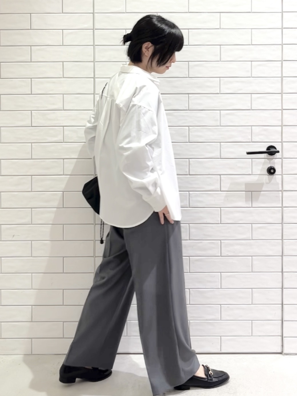 しおりさんの「OPAQUE.CLIP｜レギュラーカラーシャツ／ストライプアソート【洗濯機OK】」を使ったコーディネート