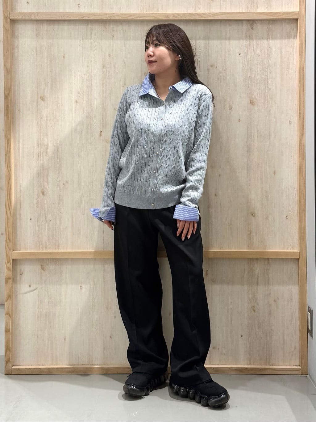 nanaさんの「THE SHOP TK｜【1枚でスタイル決まる】シャツレイヤード風 襟付ケーブルニット」を使ったコーディネート