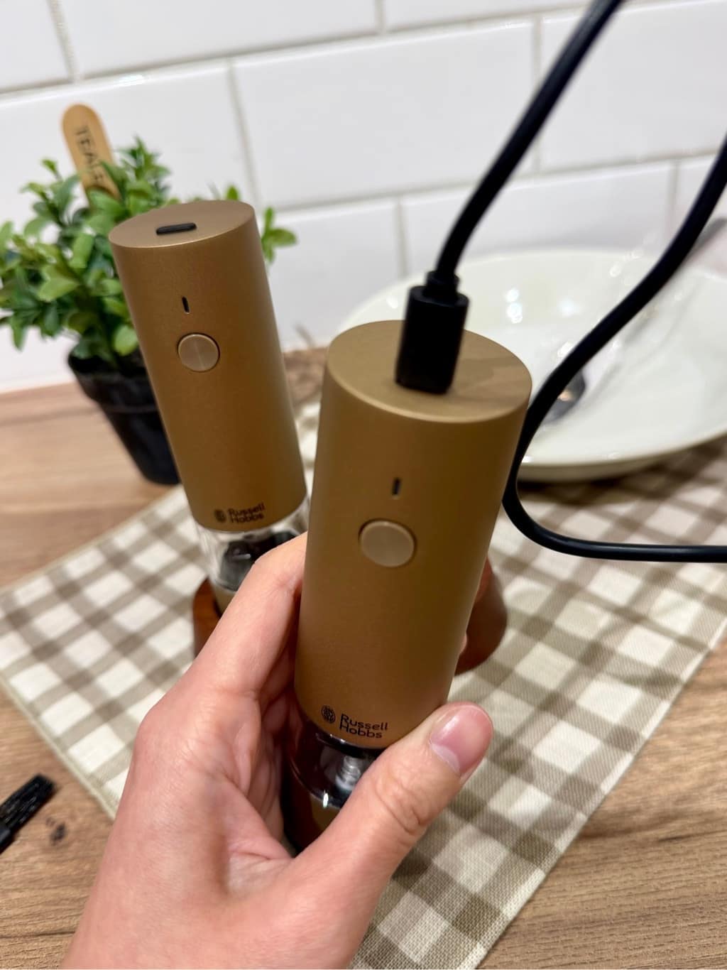 usaminさんの「212 KITCHEN STORE｜充電式ミル ソルト＆ペッパー ミニ 2本セット ブラウンゴールド ＜Russell Hobbs  ラ」を使ったコーディネート