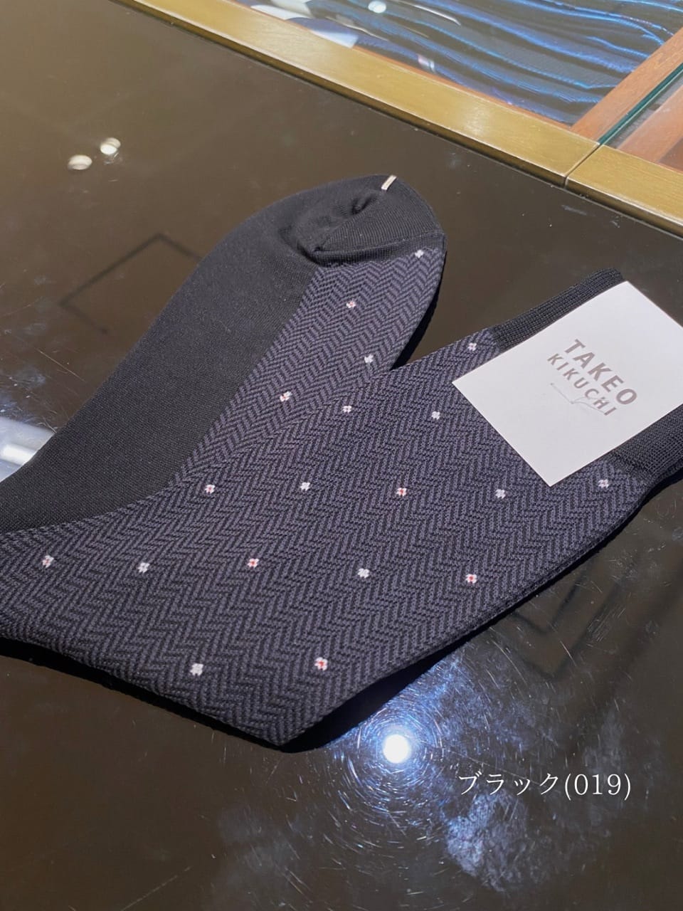 小南大和さんの「TAKEO KIKUCHI｜へリンボン小花ドレスソックス」を使ったコーディネート