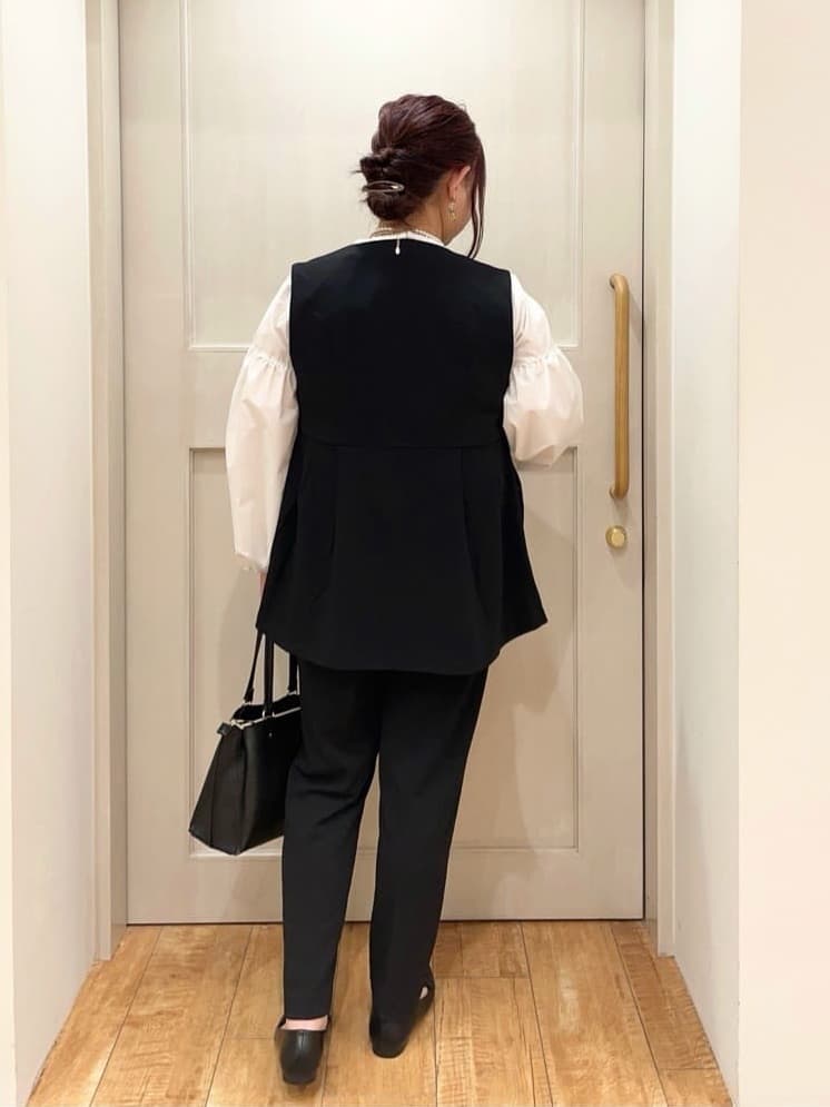 はまちゃんさんの「SHOO･LA･RUE｜【洗濯機可/S-LL】ふんわりとしたお袖が愛らしい ジレスタイルに合うブラウス」を使ったコーディネート
