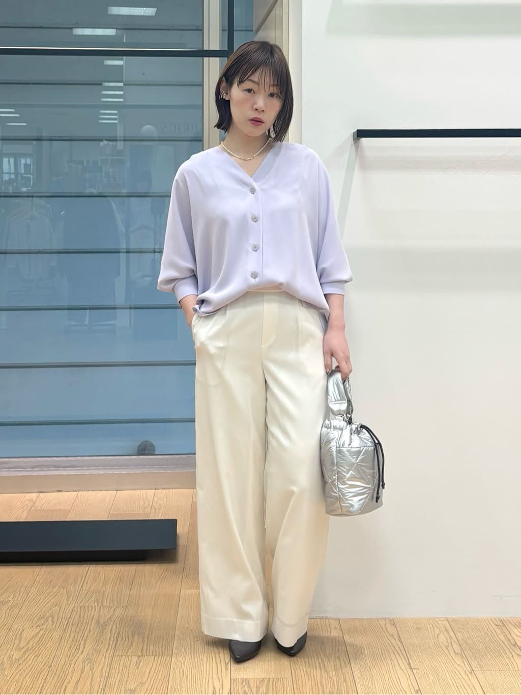 asamiさんの「INDIVI｜【洗える／UVケア／マットサテン】Vネックドルマンスリーブブラウス」を使ったコーディネート