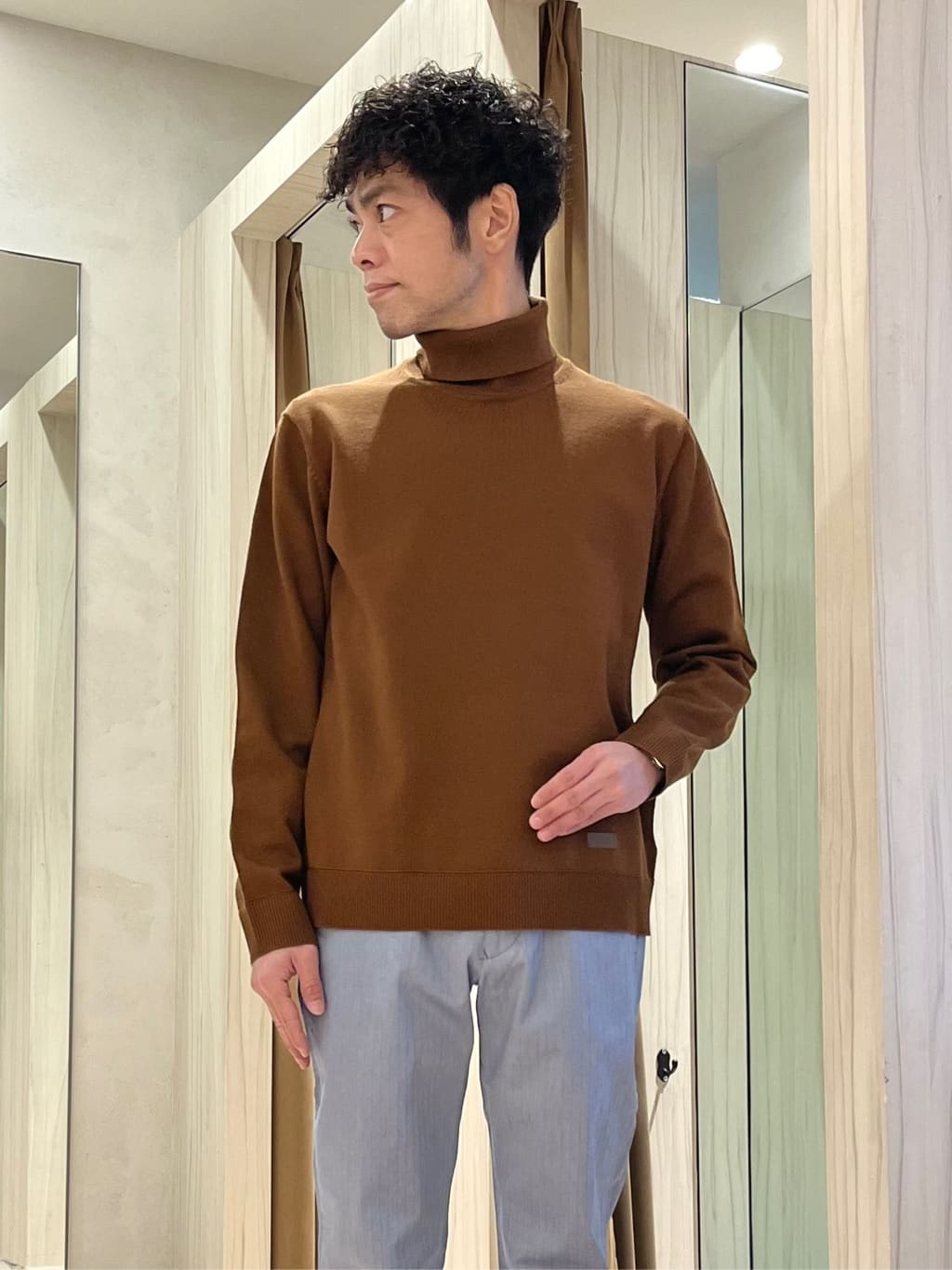 URAさんの「TAKEO KIKUCHI｜アンチピリング タートルネック ニット」を使ったコーディネート
