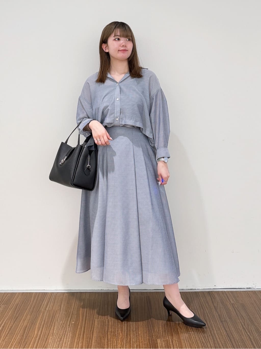 emikaさんの「INDIVI｜【接触冷感／洗える／2WAY】ドロスト付 シアーシャンブレーシャツ」を使ったコーディネート