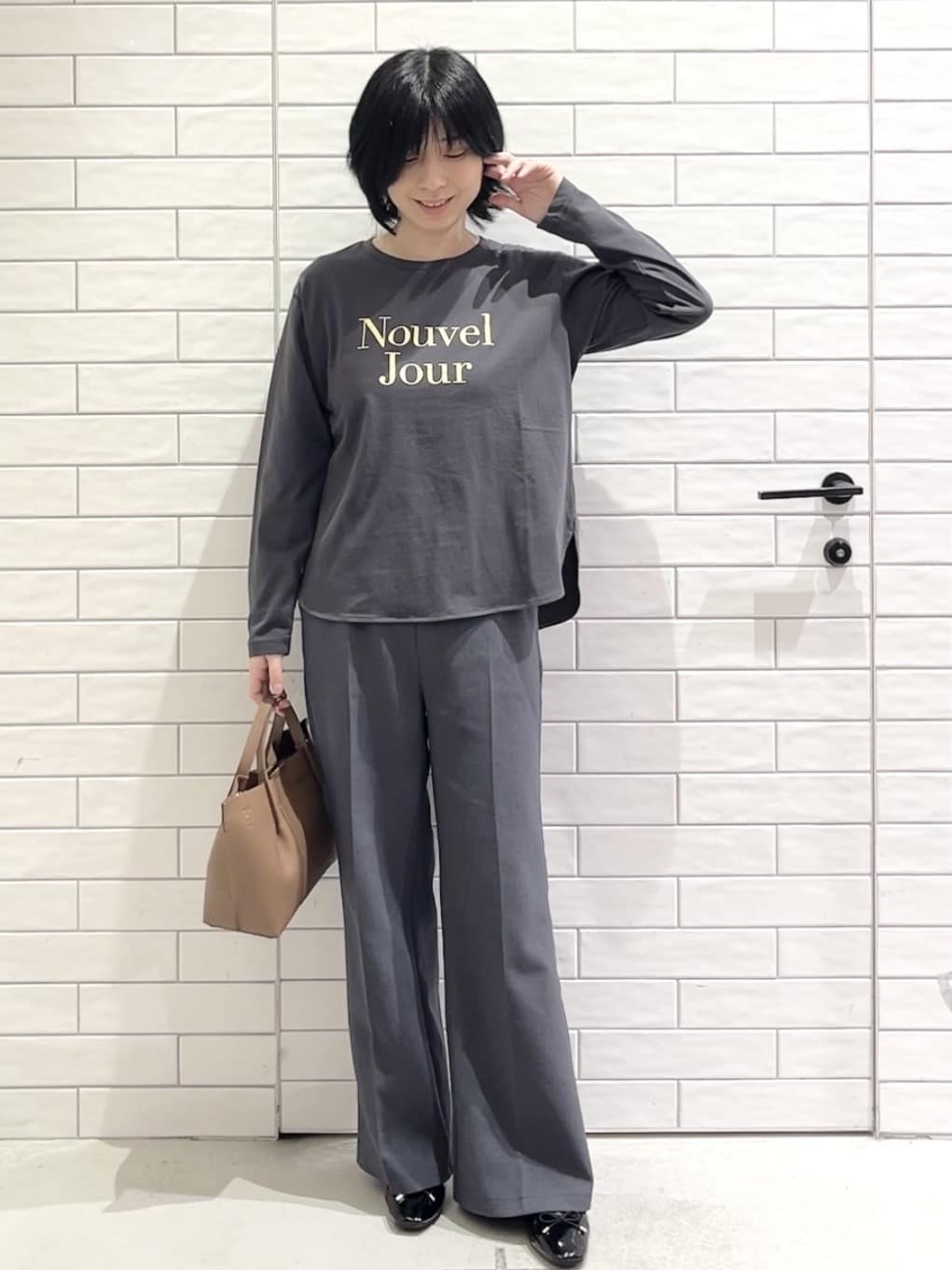 しおりさんの「OPAQUE.CLIP｜ロゴプリントロングTシャツ【洗濯機OK】」を使ったコーディネート