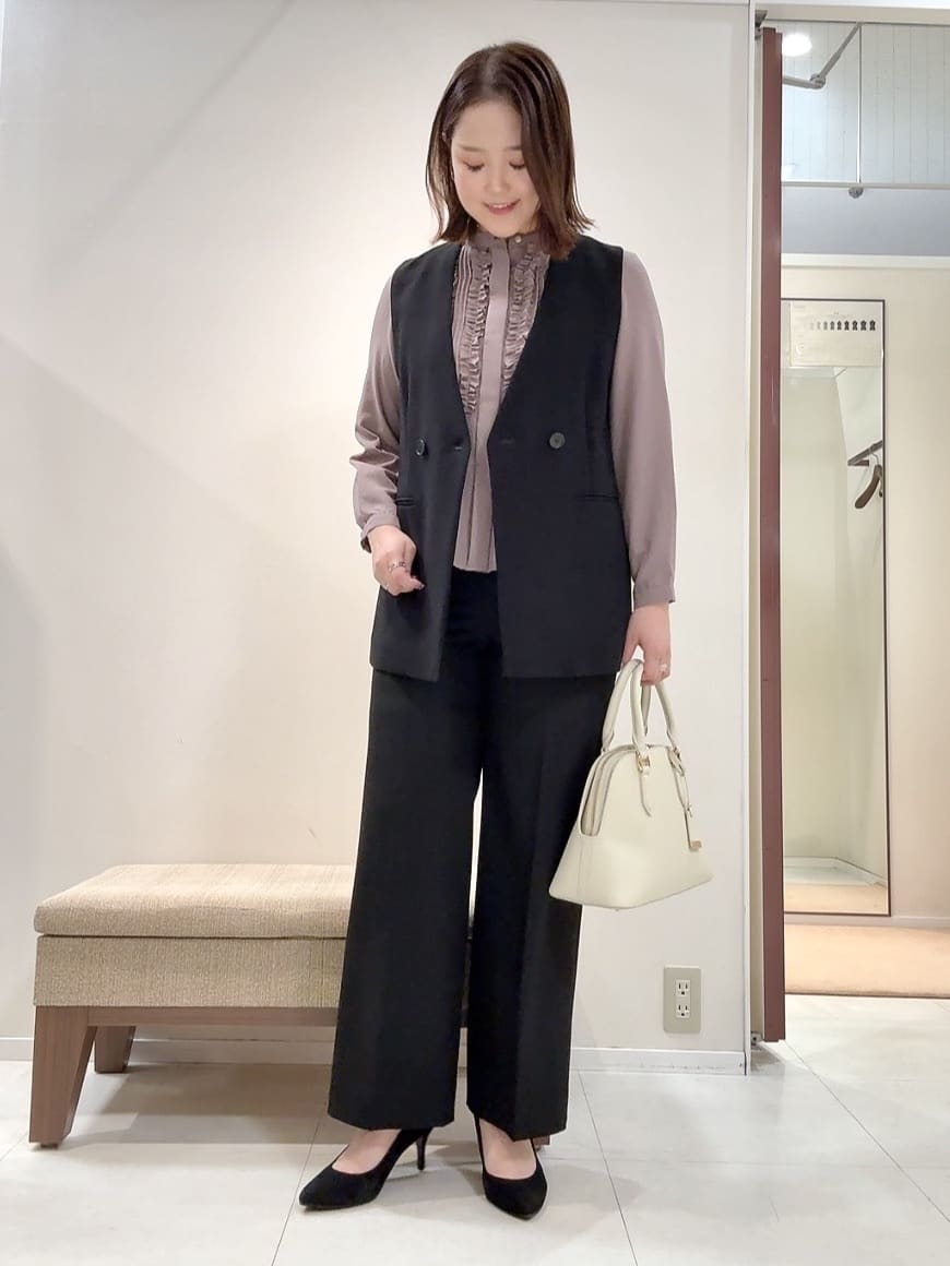 YUIさんの「UNTITLED｜【1枚で着映え/オンオフ着回し】フリルサテンブラウス」を使ったコーディネート