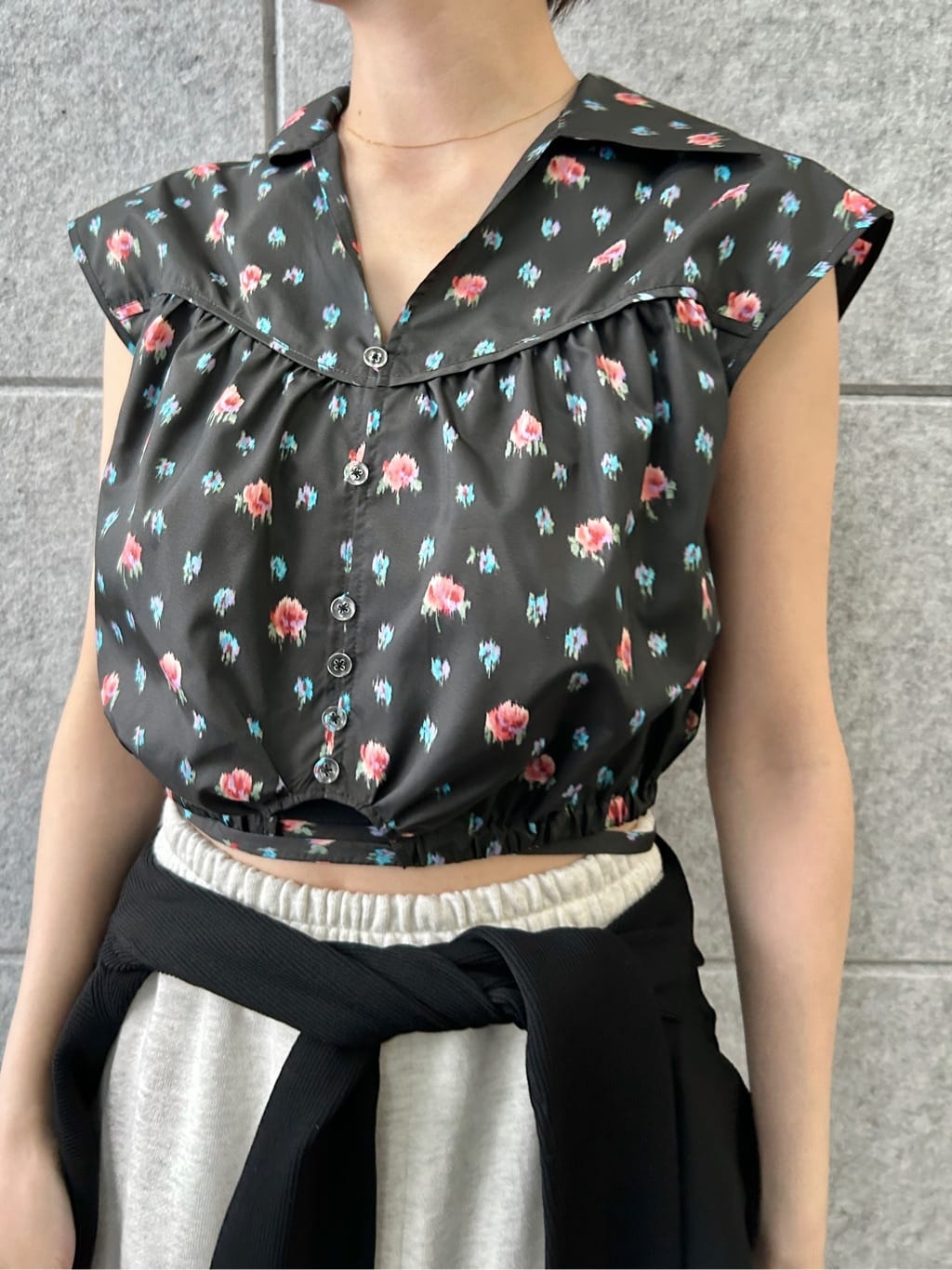 harunaさんの「CODE A｜flower Vneck pullover」を使ったコーディネート