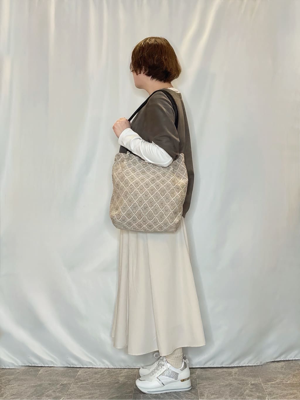 たみさんの「SHOO･LA･RUE｜【体型カバー/2点セット】ポンチョ風 スエードライクトップス+ロンT」を使ったコーディネート