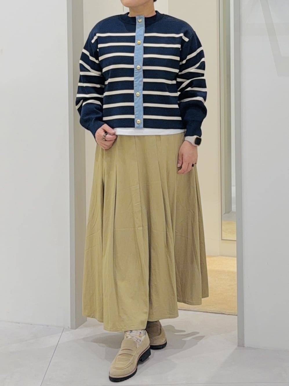 タナさんの「THE SHOP TK｜【羽織るだけでこなれ感を演出】デニム切替カーディガン」を使ったコーディネート