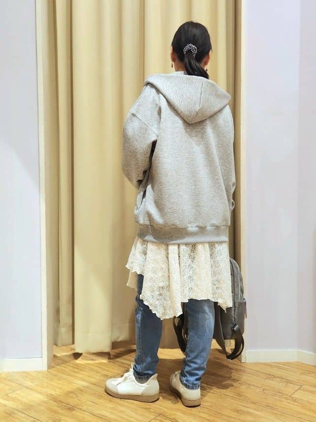 くまさんの「SHOO･LA･RUE｜【前後2WAYネック】レイヤードスタイルにおすすめ レースキャミチュニック」を使ったコーディネート
