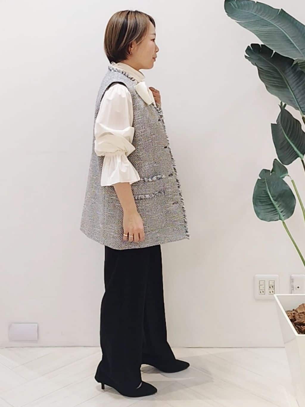 s u g iさんの「UNTITLED｜【オンオフ使える】スラブツイード ジレ」を使ったコーディネート